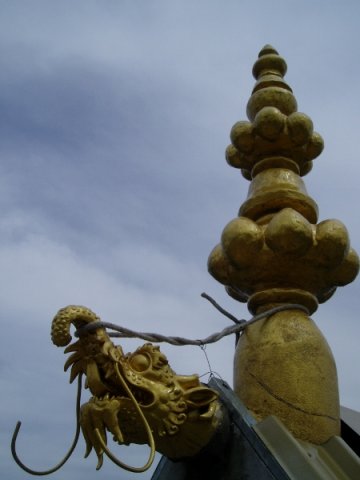 dragão de água no topo do templo