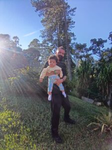 família no centro budista
